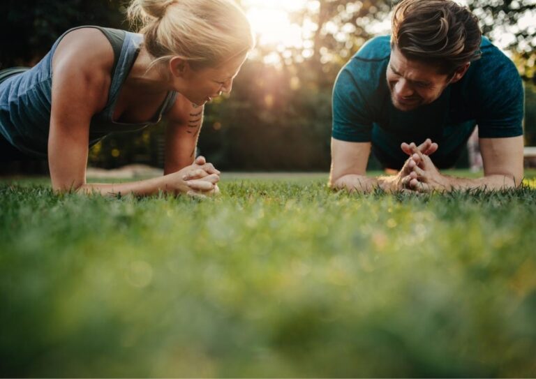 Duo training buiten. Man en vrouw trainen samen in een park tijdens opgaande zon