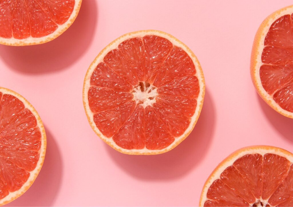 Door midden gesneden grapefruit