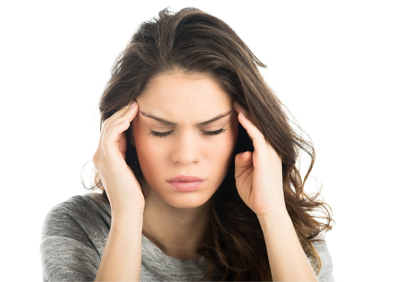 Vrouw met migraine knijpt haar ogen dicht en heeft haar vingers op haar hoofd tegen de hoofdpijn.