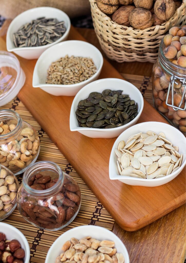Schaaltjes en potjes gevuld met noten zaden pitten