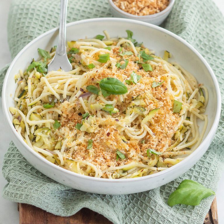 Bord met Pasta met courgette en citroen