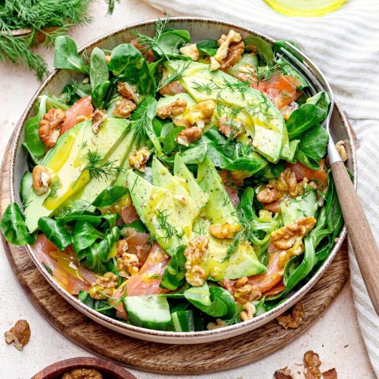 Bord gevuld met Salade met gerookte zalm en avocado