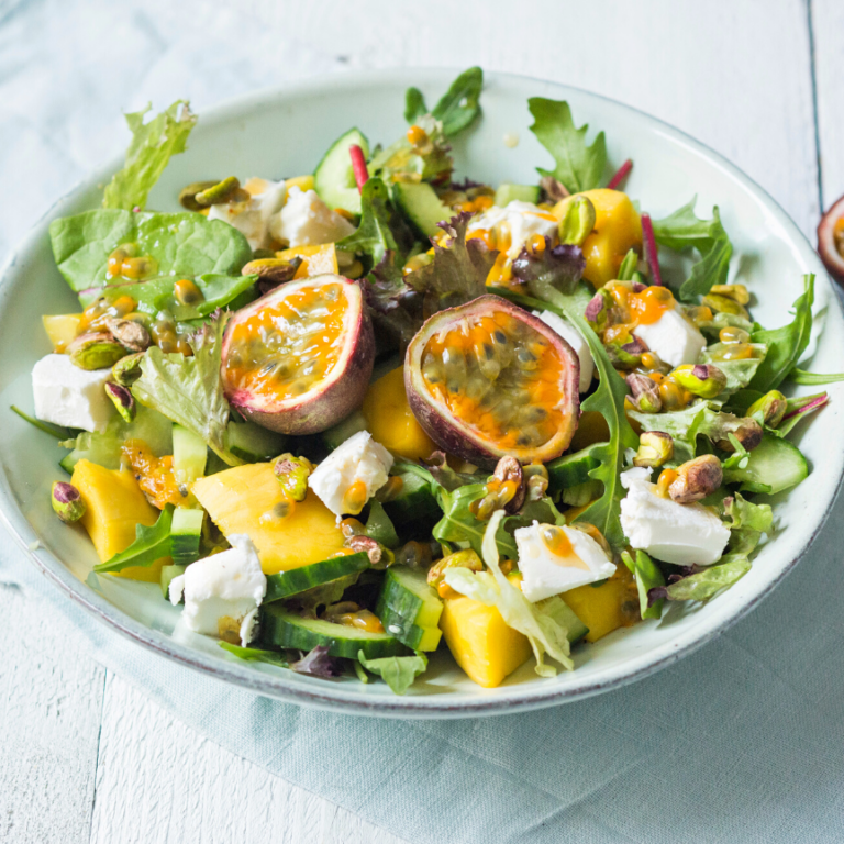 Wit diep bord met salade met passievrucht