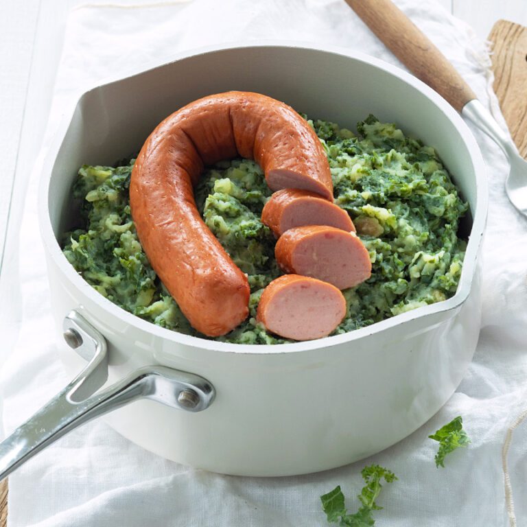 Pannetje gevuld met boerenkool met worst