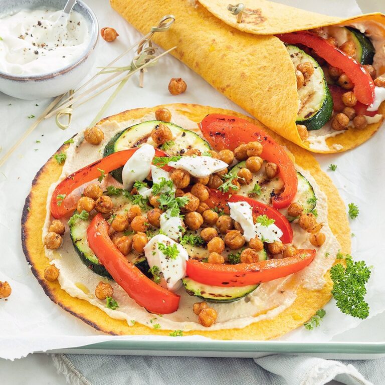 Foto van een bord met daarop een wrap met gegrilde groenten