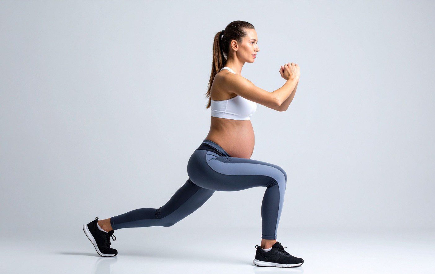 Zwangere vrouw sport in sportkleding