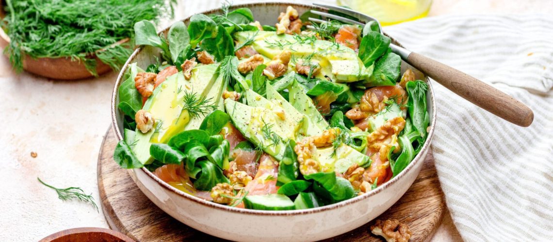 Bord gevuld met Salade met gerookte zalm en avocado