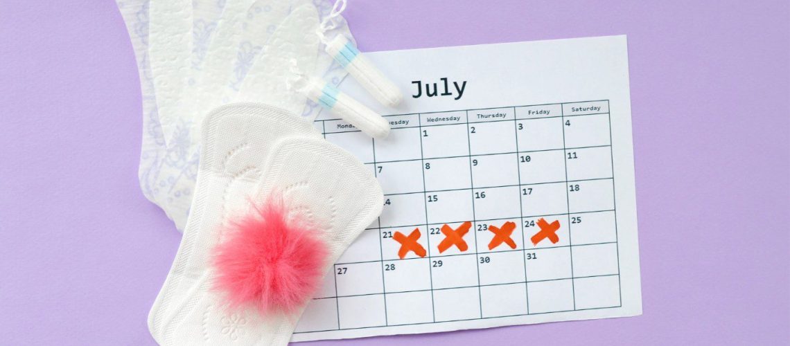 Paarse achtergrond met maandverband en kallender