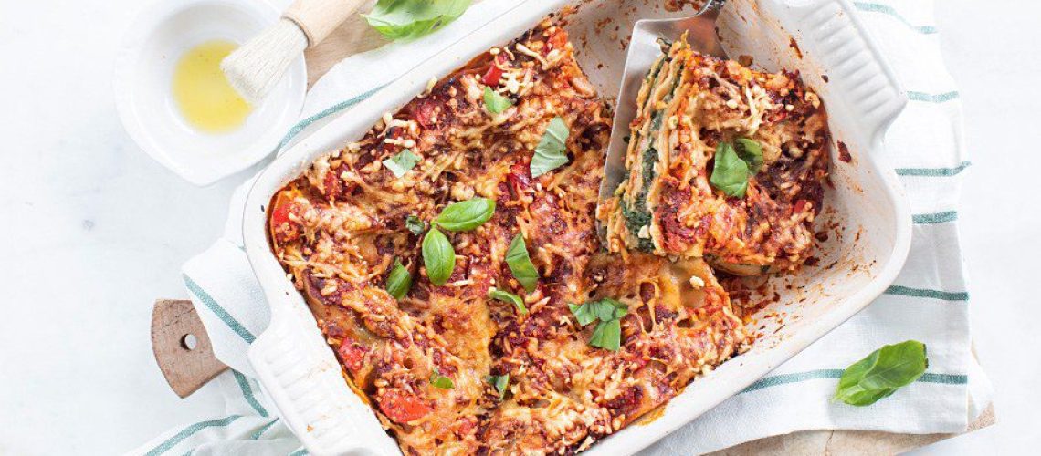 Foto van ovenschaal met gezonde lasagne met spinazie