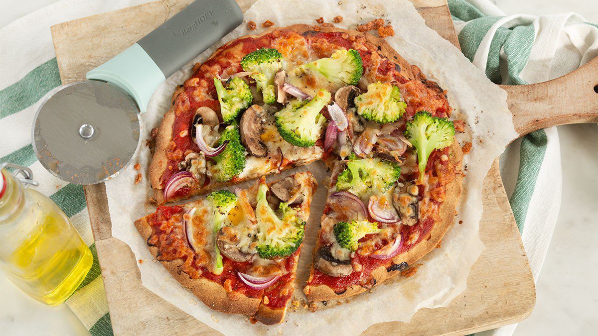 Gezonde pizza op een plank